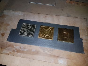 przygotowane przedmioty do zdjęcia odlewu