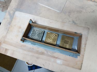 przygotowane przedmioty do zdjęcia odlewu